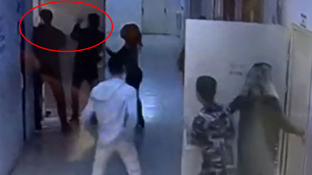 Okulu basan şehir eşkıyaları, sınıfta öğretmene saldırdı