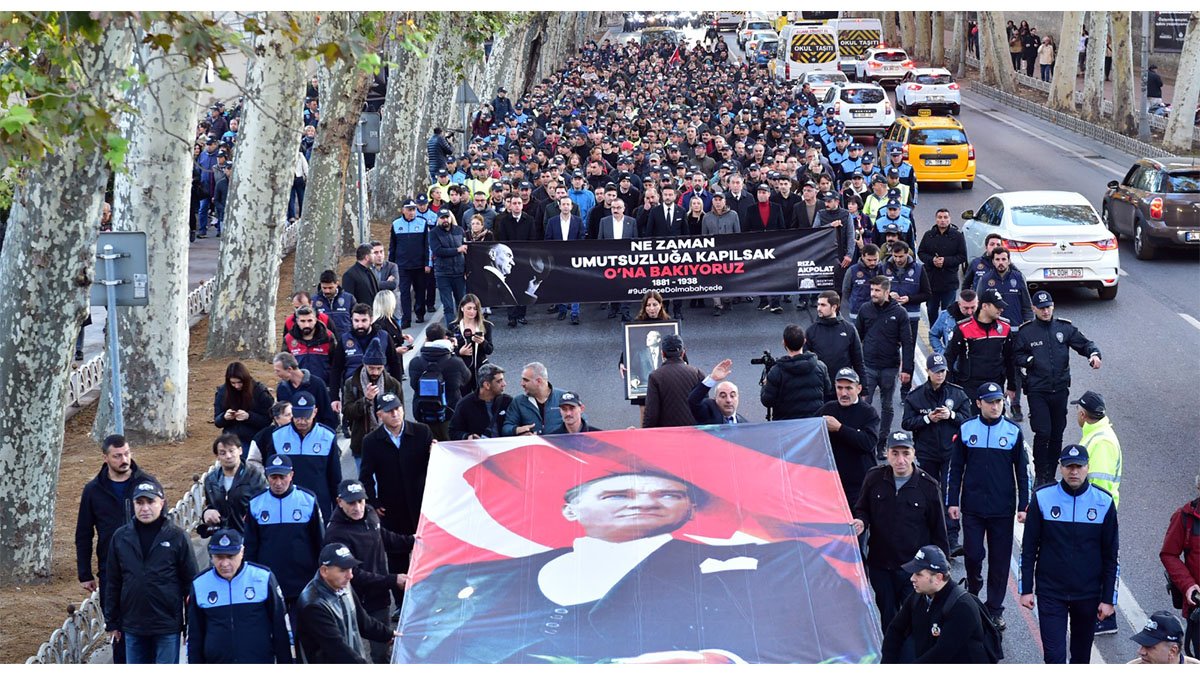 Beşiktaş'tan Dolmabahçe'ye Ata'ya saygı yürüyüşüne binlerce vatandaş katıldı