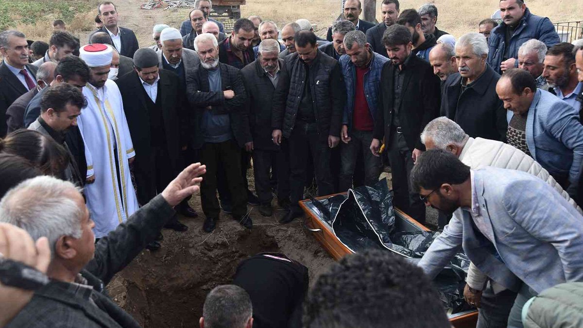 Kuduz nedeniyle hayatını kaybeden çocuk son yolculuğuna uğurlandı