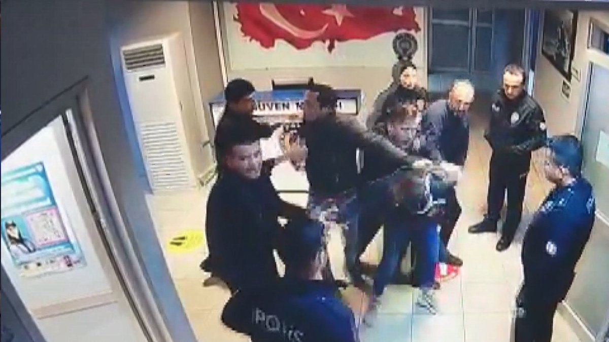 Efsane futbolcunun eşi karakolu birbirine kattı! Polise küfürler savurdu: Şoke eden anlar saniye kamerada! Nezarete atıldı