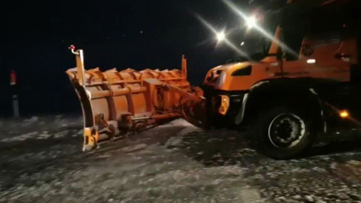 3 bin rakımlı geçitte yaşanan kar yağışı yolları kapattı