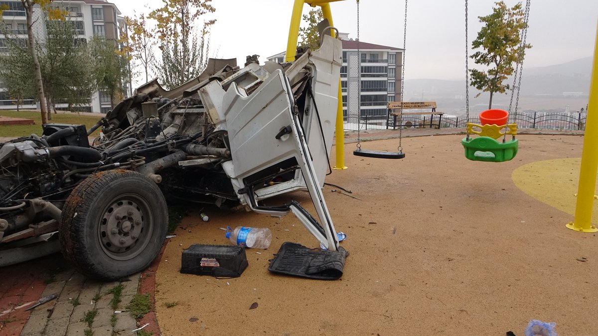 Faciadan dönüldü! Metrelerce sürüklendikten sonra çocuk parkına daldı