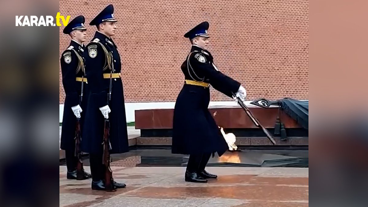 Kızıl Meydan'da nöbet değişimi sırasında tökezleyen askerin videosu sosyal medyada viral oldu