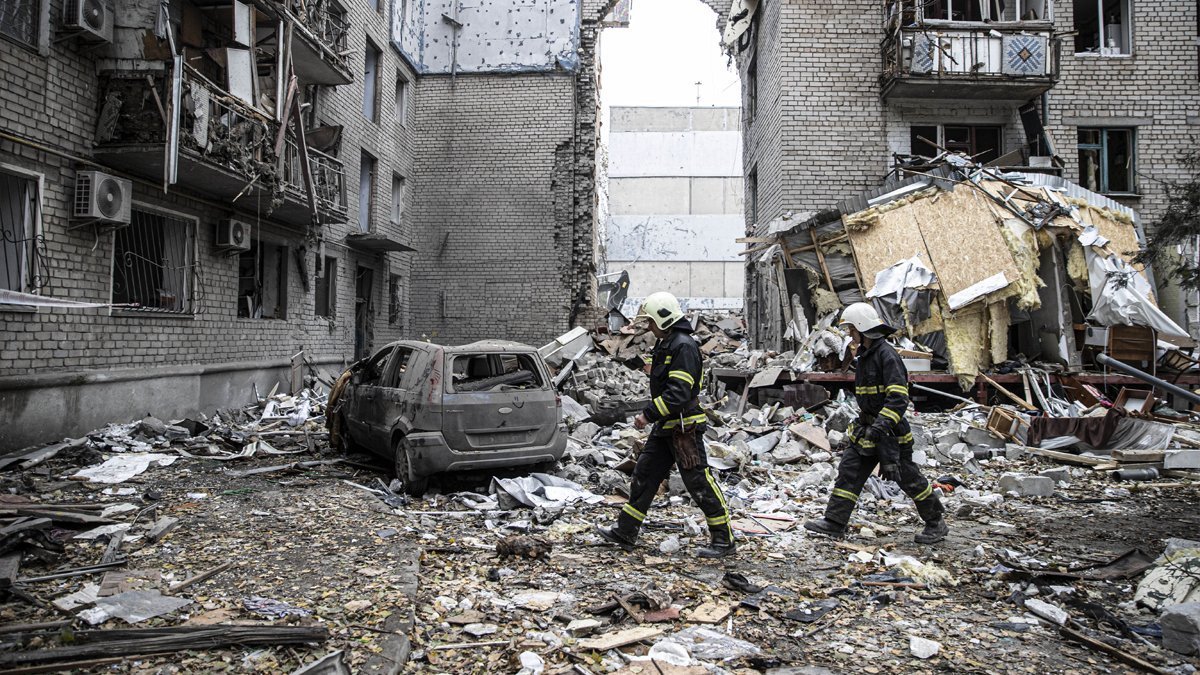 Ukrayna'da bir apartmana füze saldırısı: 7 kişi hayatını kaybetti