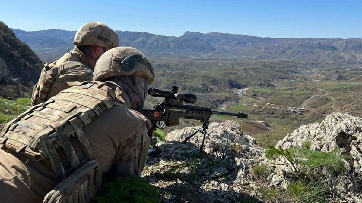 Terör örgütünde çözülmeler hızlandı: Teröristlerin teslim olma anı kamerada