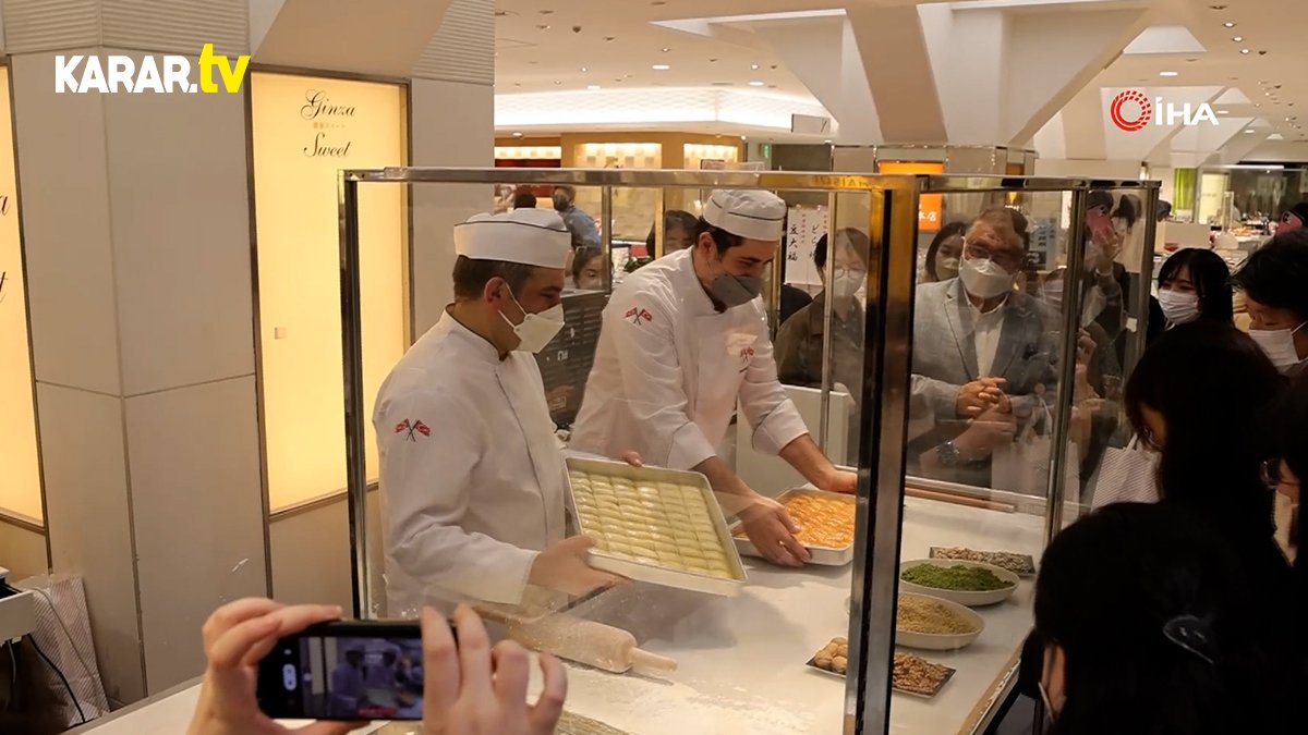 Tokyo'da bir AVM'de yapılan baklava şovu ziyaretçilerini mest etti