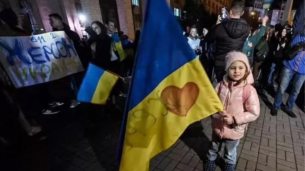 Rus güçlerinin çekildiği Herson'da kutlama