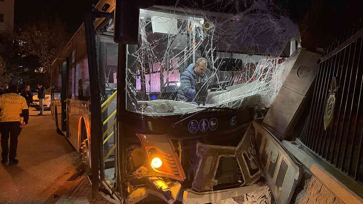 Halk otobüsü otomobille çarpıştı: Çok sayıda yaralı var