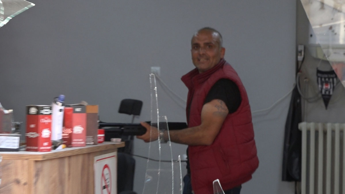 Dini nikahlı eşini rehin aldı