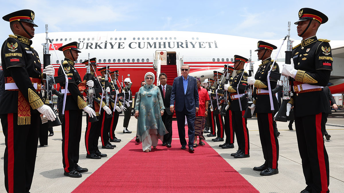 Cumhurbaşkanı Erdoğan Endonezya'da: Liderlerle bir araya gelecek