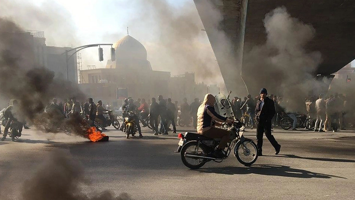İran'da eylemler sürüyor: Amini protestolarında ilk idam cezası
