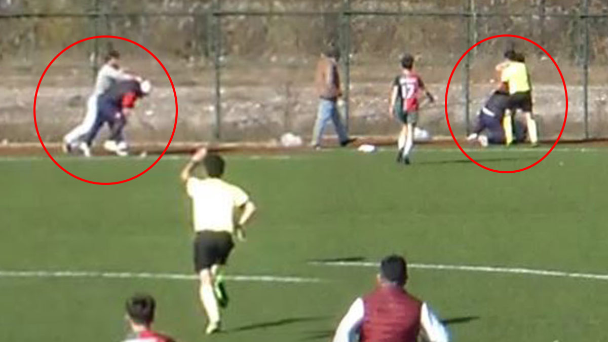 Kavga eden rakip antrenörleri futbolcular ve hakem ayırdı