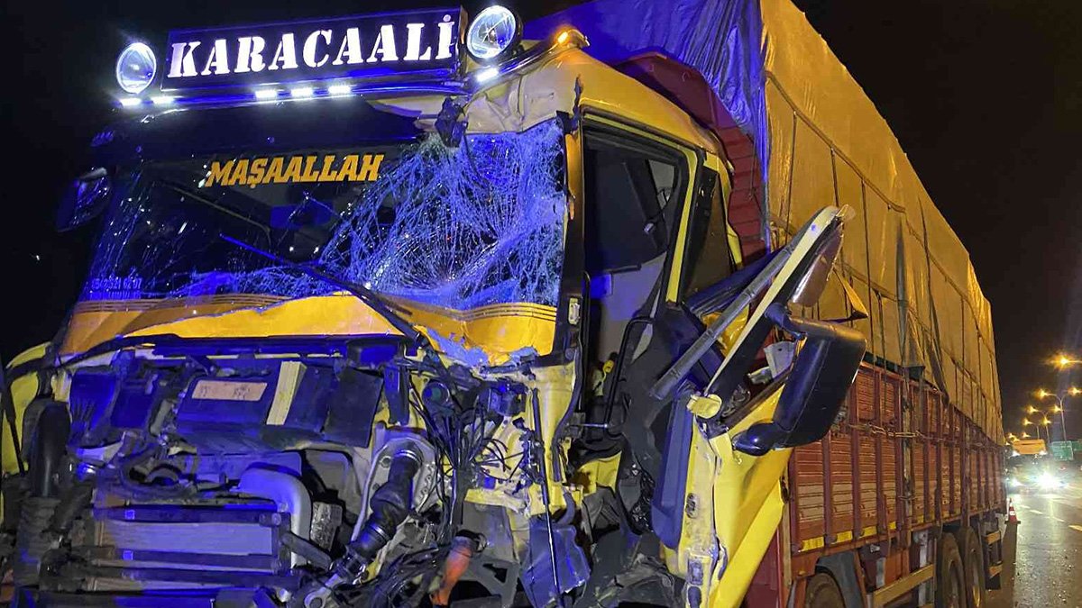 Kamyonda sıkışan sürücü uzun uğraşlar sonucu kurtarıldı