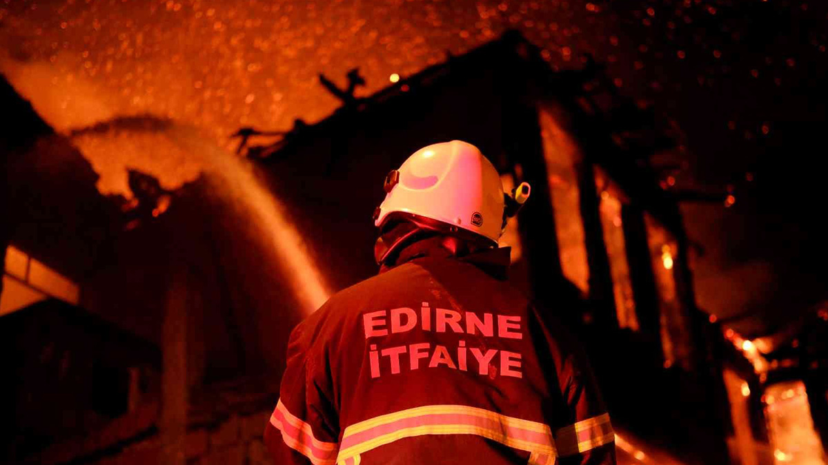 Korku dolu anlara neden olan yangın tarihi ahşap binayı 'yok' etti