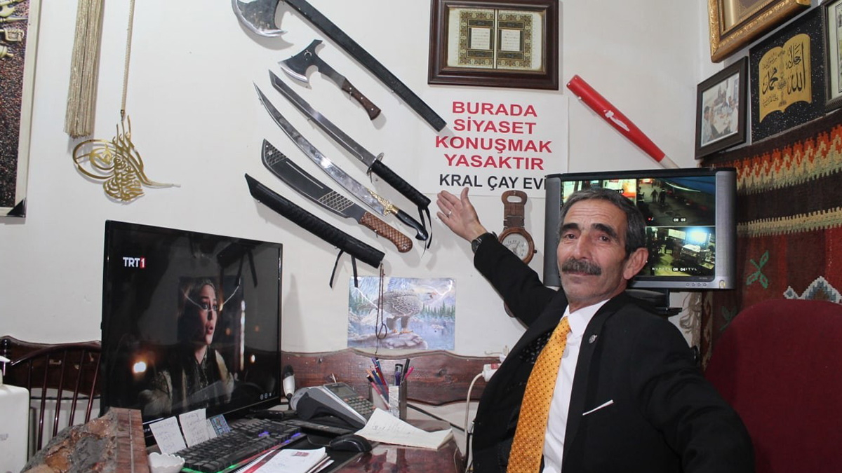 Çayevinde siyasete konuşma yasağı getirdi: Yasağı deleni kovuyor