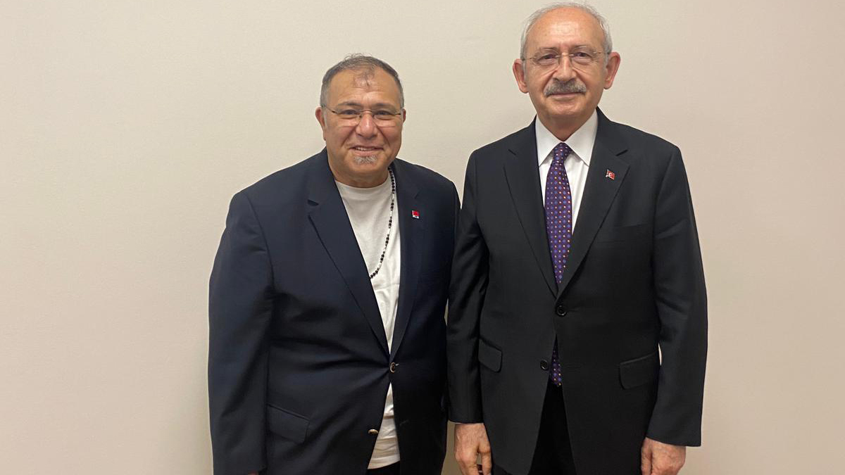 Erdoğan'ın en sevdiği şarkının yazarı CHP'ye katıldı