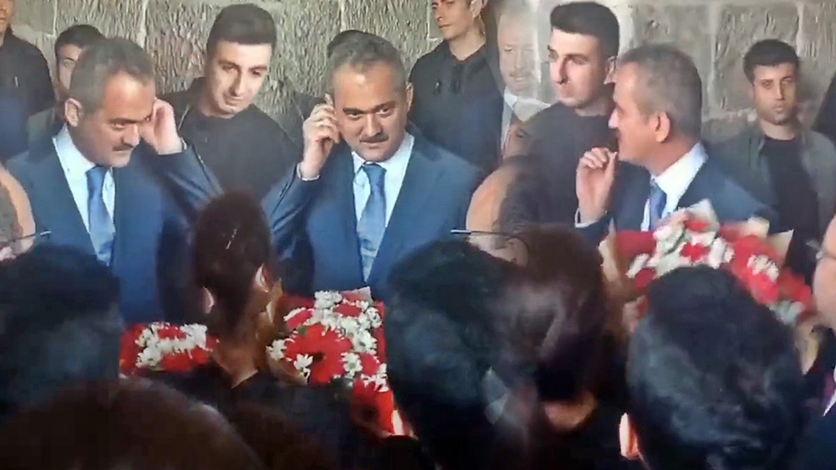 Öğretmene saygınız bu mu? Kendisine verilen çiçeği almayan Bakan Özer'in tavırları eleştiri konusu oldu