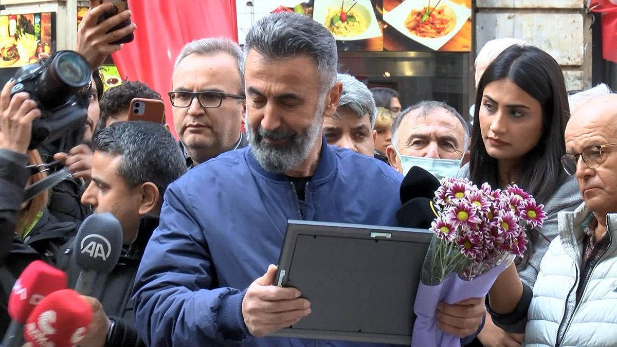 İstiklal Caddesi'nde en acı an! Eşini ve kızını kaybettiği yerde gözyaşlarını tutamadı