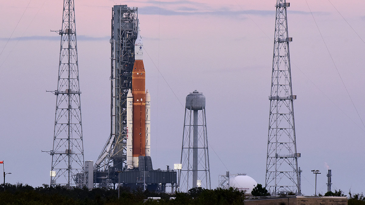 NASA, 50 yıl sonra Ay'a roket fırlattı