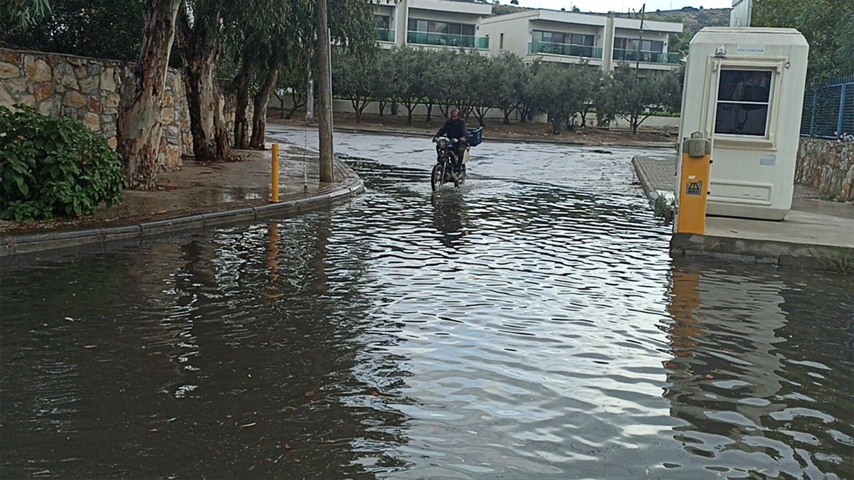 Sağanak bastırdı, Bodrum'da yollar göle döndü