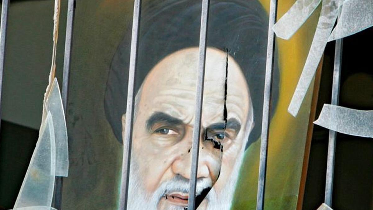 İran'da protestolar büyüyor: Humeyni'nin evi ateşe verildi