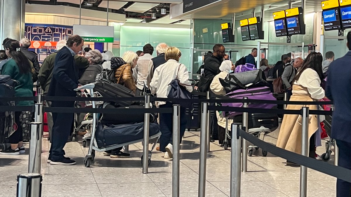 Londra'da 'uçuş' krizi: Havalimanı çalışanları Dünya Kupası öncesi greve gitti