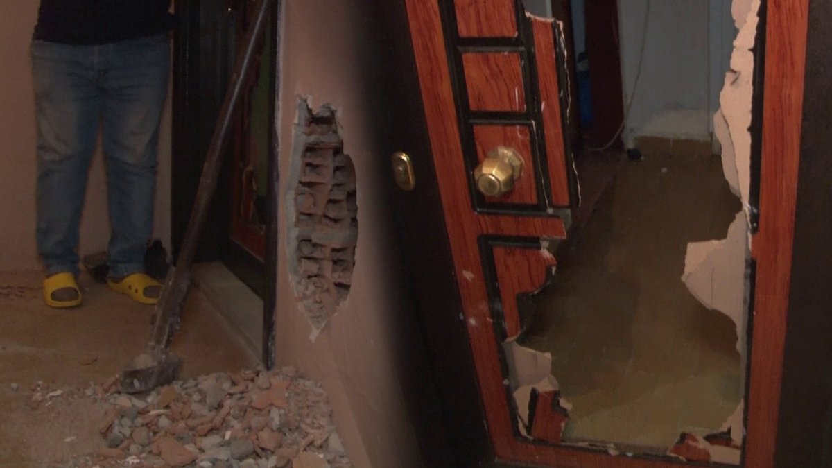 Ev sahibinden balyozlu dehşet! Kiracısının kapısını ve duvarlarını kırdı