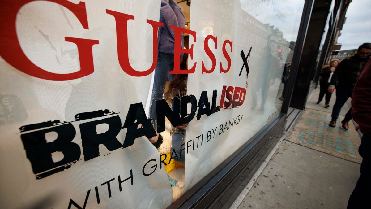 Banksy'den Guess mağazasına tepki: Tüm arakçıların dikkatine!