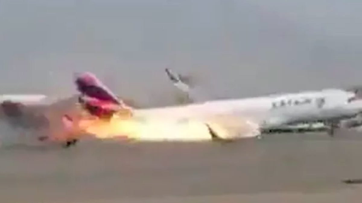 Havaalanında feci kaza! Uçak kamyonla çarpıştı