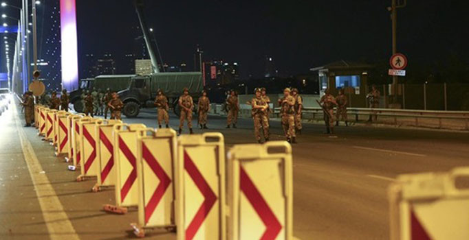 Genelkurmay Başkanlığı'ndan çıkan 200'e yakın silahsız er ve erbaş polise teslim oldu