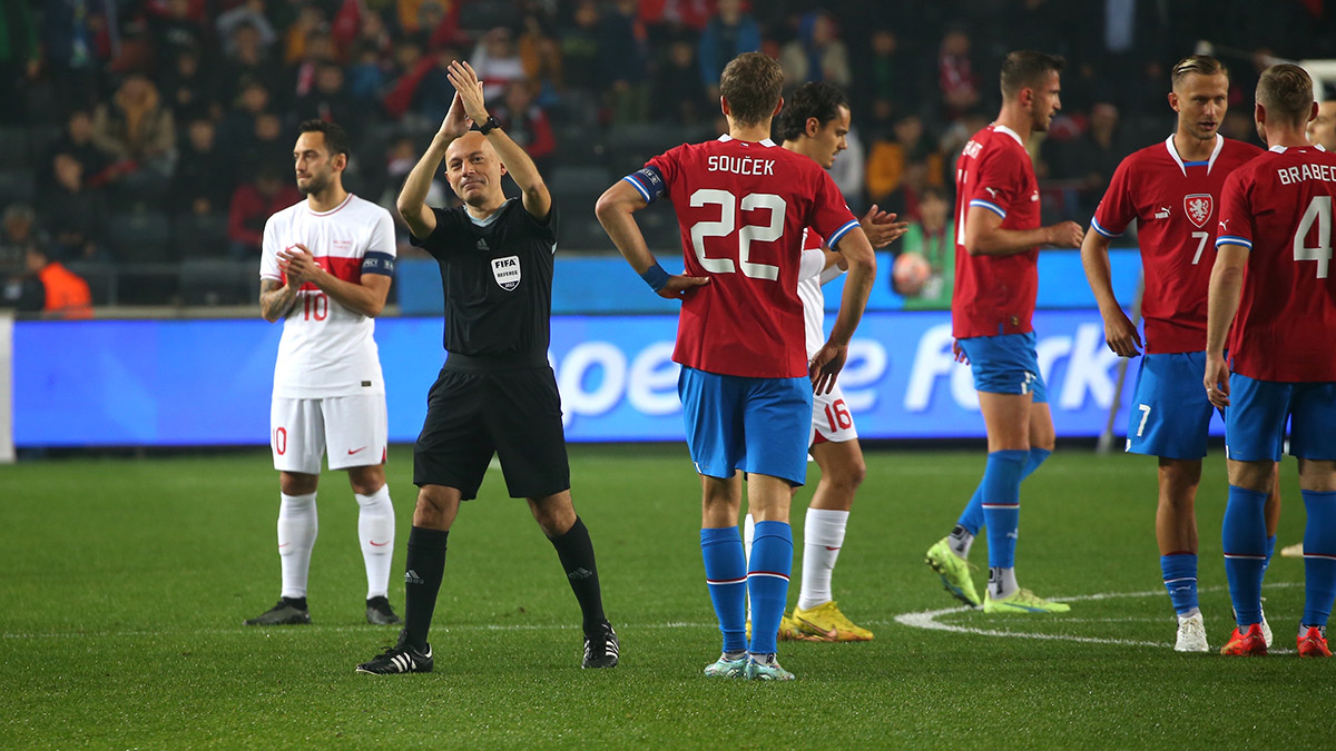 İlk 5 dakikayı yönetti! Cüneyt Çakır'dan milli maçla jübile