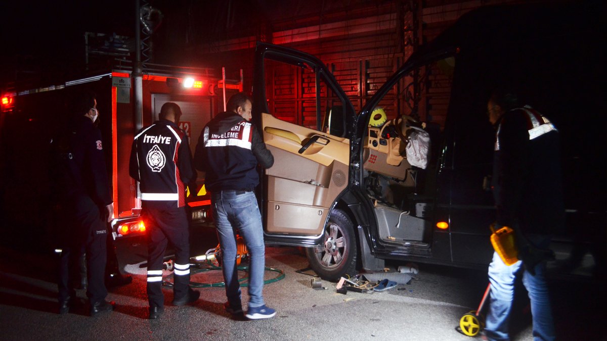 Ünlü oyuncuları taşıyan minibüs tıra çarptı: Feci kazada 3 kişi hayatını kaybetti