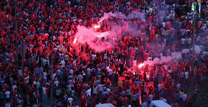 Türkiye'nin dört bir yanında on binlerce kişi sokaklarda demokrasi nöbeti tutuyor