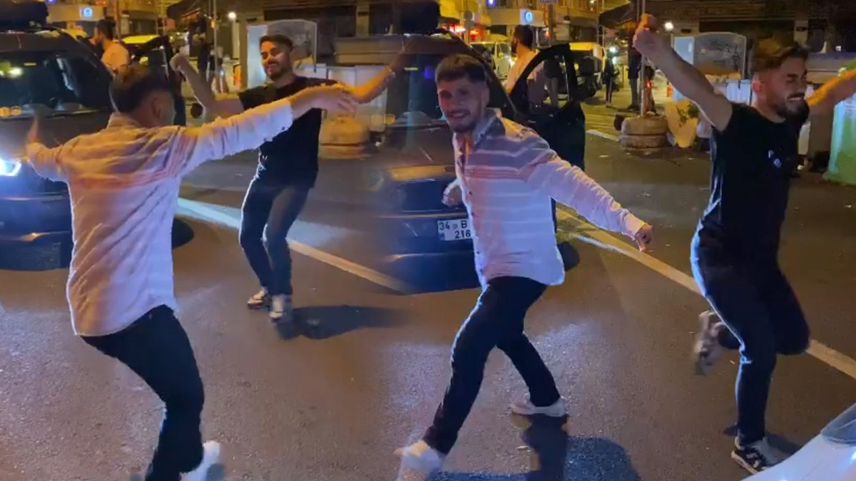 Yol kapatıp oynayan magandalar, o anları sosyal medyada paylaşınca polise yakalandı