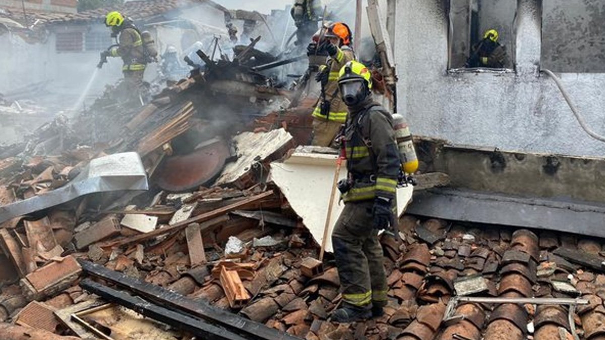 Kolombiya'da aynı yerleşim bölgesinde yine uçak kazası: 2'si pilot 8 kişi öldü