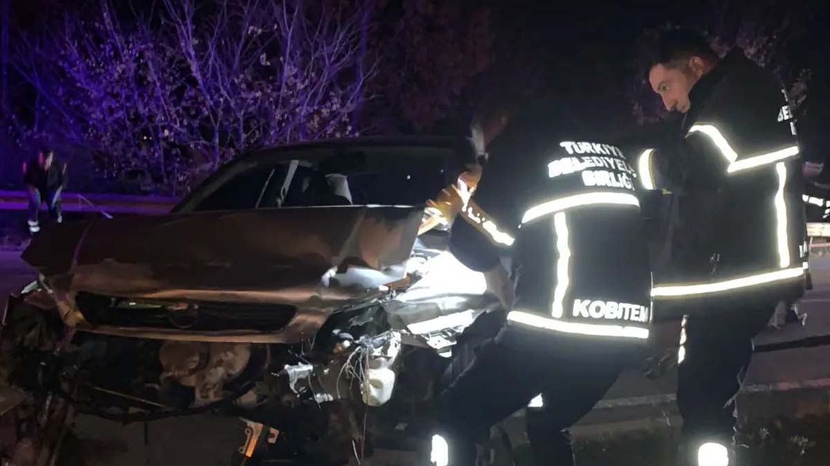 Kontrolden çıkan otomobil refüje girdi!