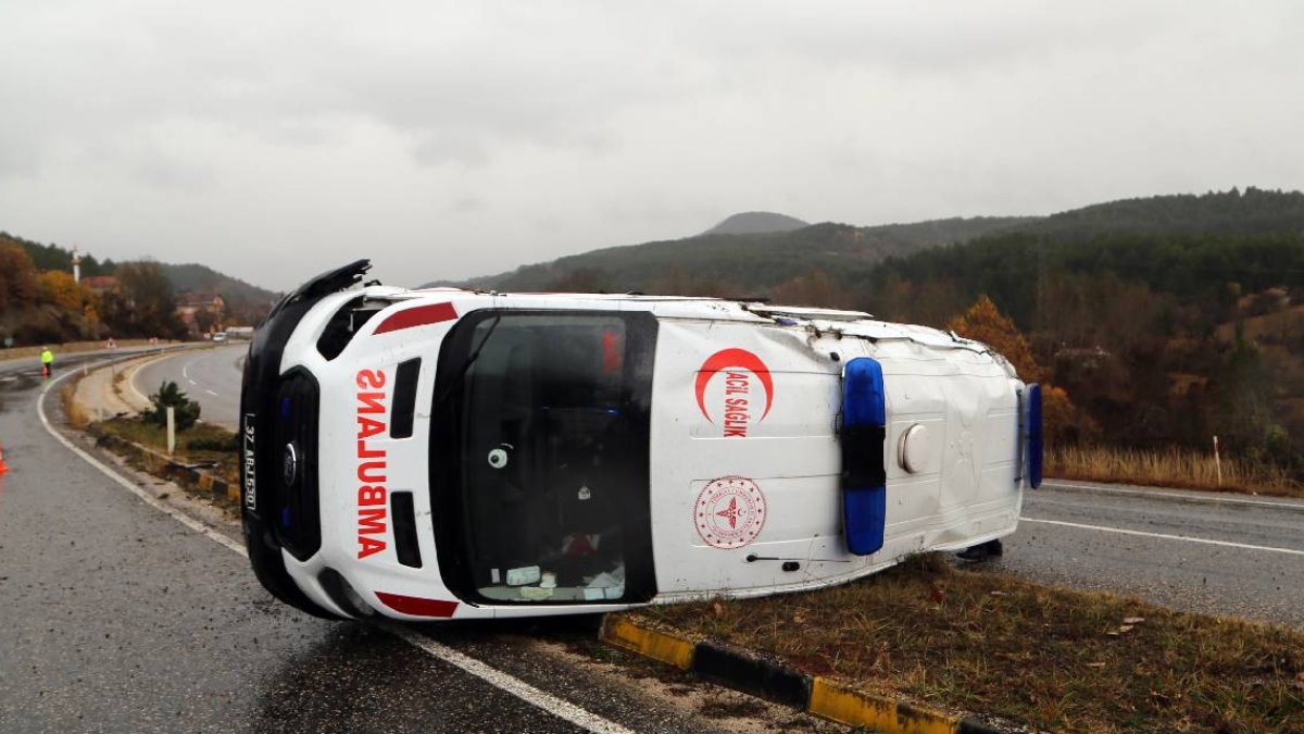 Kastamonu'da ambulans devrildi: 3 yaralı