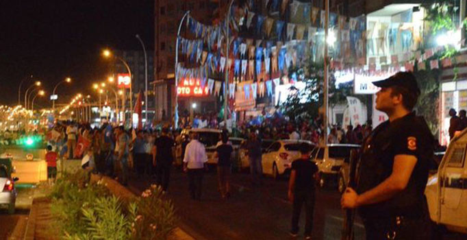 Diyarbakır'da AK Parti il binasında toplanan partililere EYP’li saldırı - Son dakika haberleri