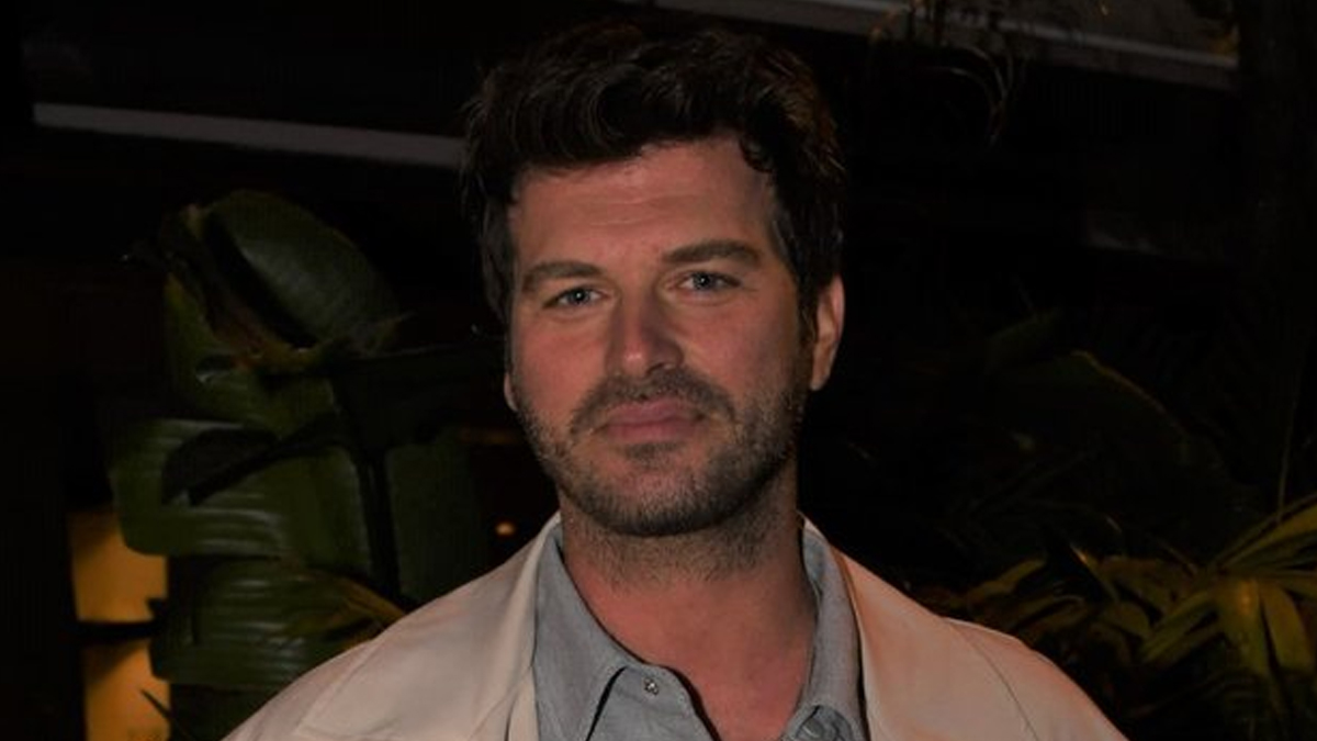 'Anlamı bende kalsın' demişti! Kıvanç Tatlıtuğ'un eline yaptırdığı 'gül' dövmesinin sırrı çözüldü: Herkesi şaşırtan detay!