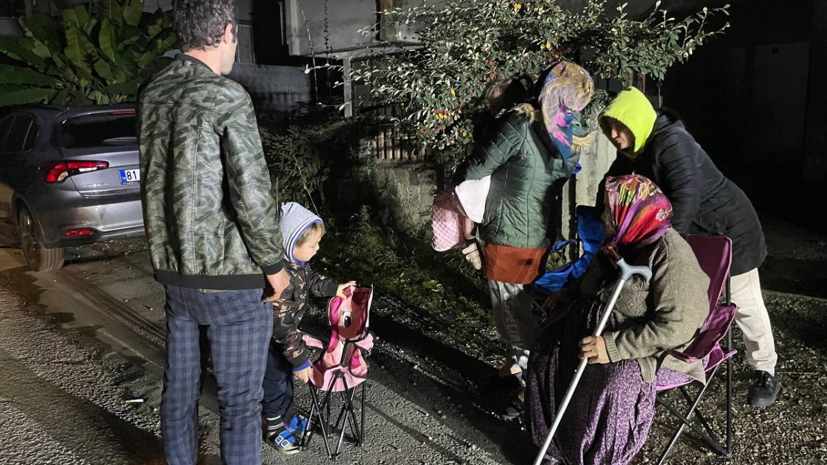 DHA muhabiri deprem anlarını ağlayarak anlattı: Şehirde elektrik yok, çok paniğim