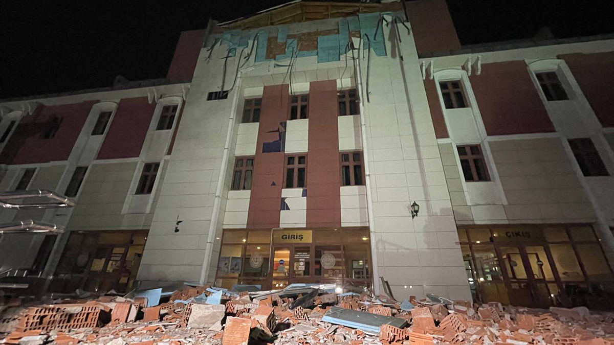 Düzce 5.9'la sallandı! Adliyede büyük hasar