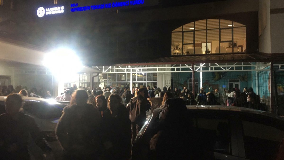 KYK yurdunda deprem paniği: Binayı terk ettiler