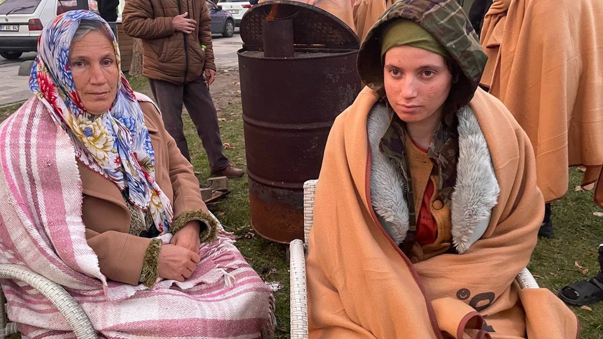 Vatandaşlar deprem anını anlattı: Büyük bir gürültü koptu kaçamadık