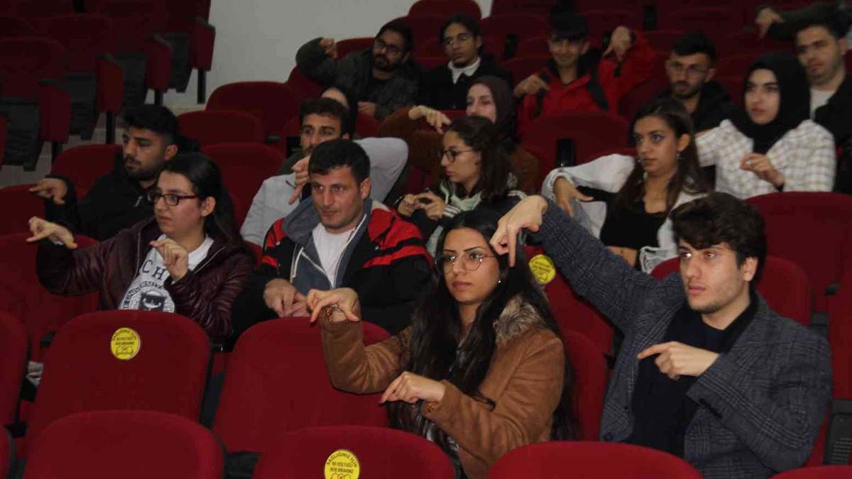 Türkiye'de bir ilk: Fakülte öğrencilerine işaret dili eğitimi verildi