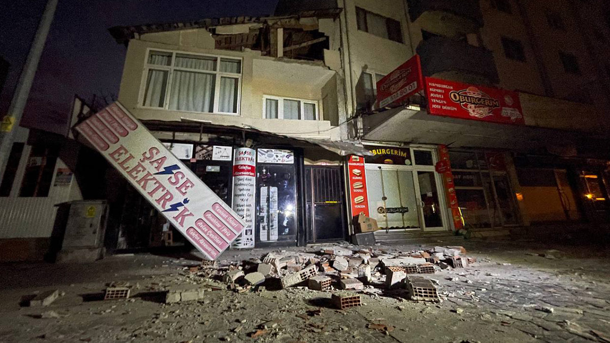 Düzce depremini yaşayan vatandaş: Kapıyı bulamadığım için camdan atlamak zorunda kaldım