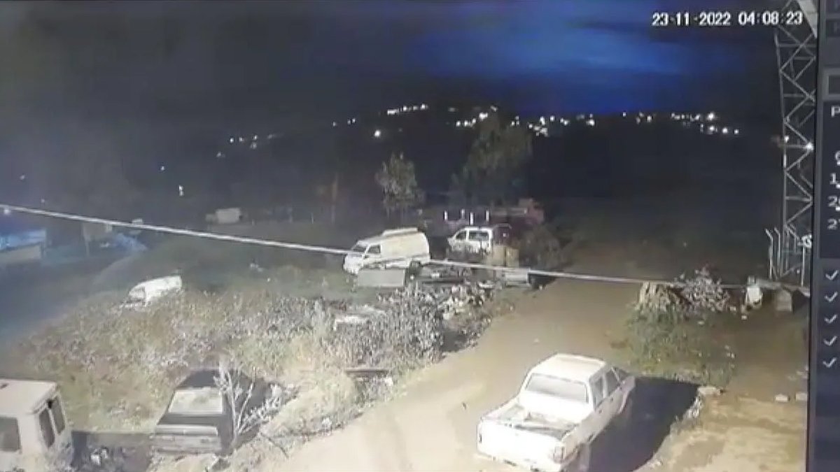 Deprem anında çekildi! Işık patlaması kamerada