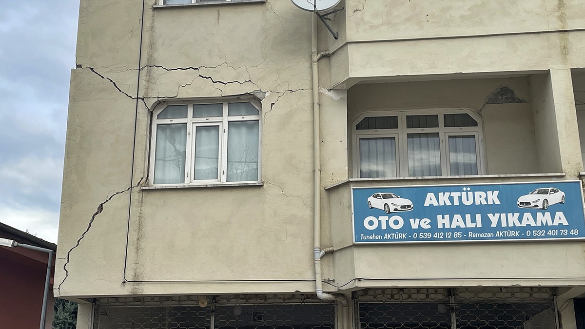 Bakan Kurum, Düzce depreminde ağır hasar alan bina sayısını açıkladı