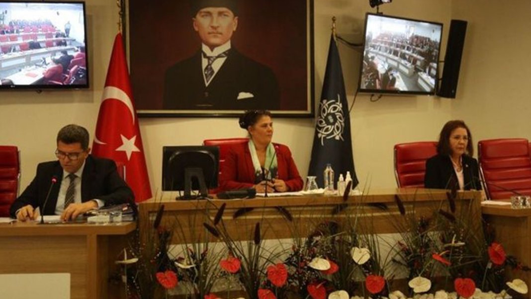 CHP'li başkandan AK Parti'ye geçen isme sert tepki! Masaya yumruğunu vurdu 'Hakkımı helal etmiyorum' dedi