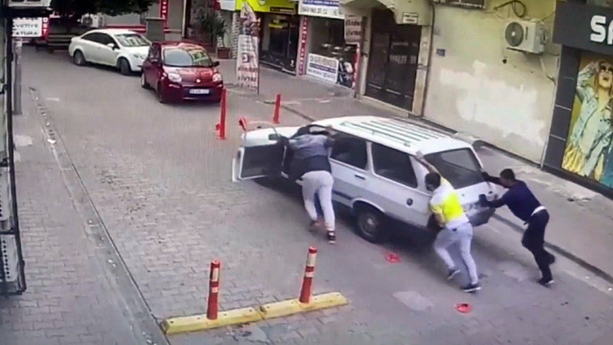 Park halindeki aracı iterek çaldılar