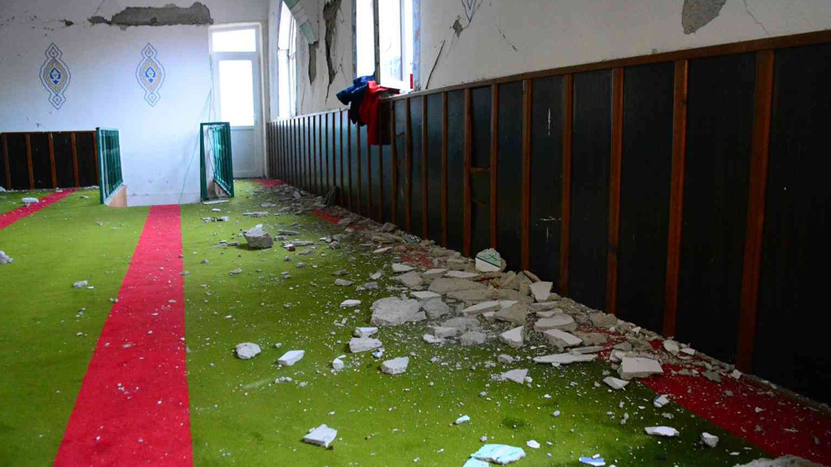 Ağır hasar alan cami için yıkım kararı